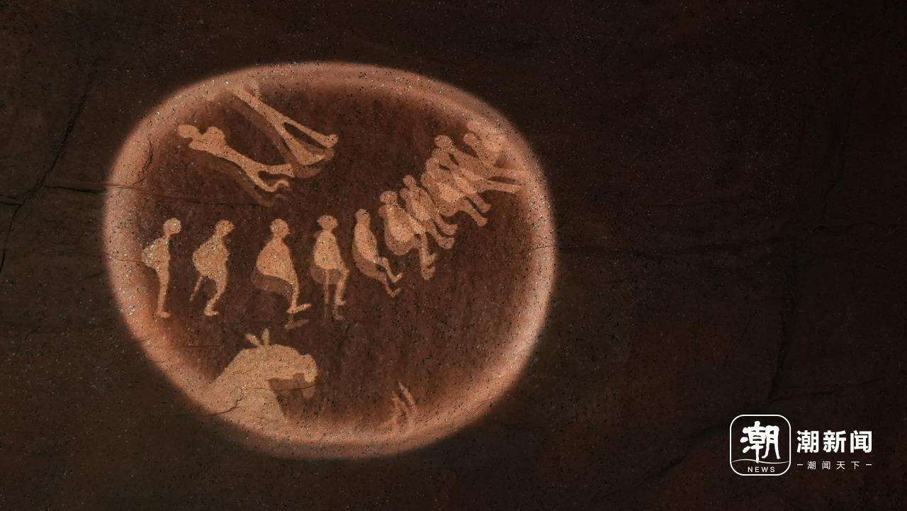 【】2-2 滑雪狩猎岩画刻画的场景。记者 潘骏 摄.jpg