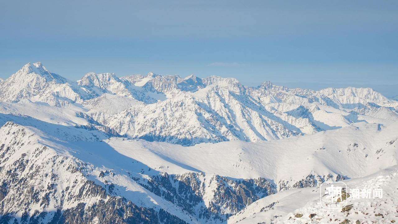 【】2-3 阿勒泰的雪山。记者 潘骏 摄.jpg