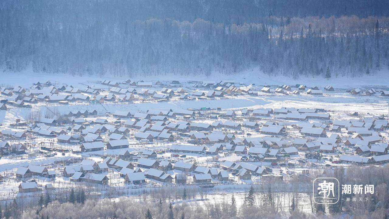 【】3-2 从高处俯瞰禾木村。记者 潘骏 摄.jpg