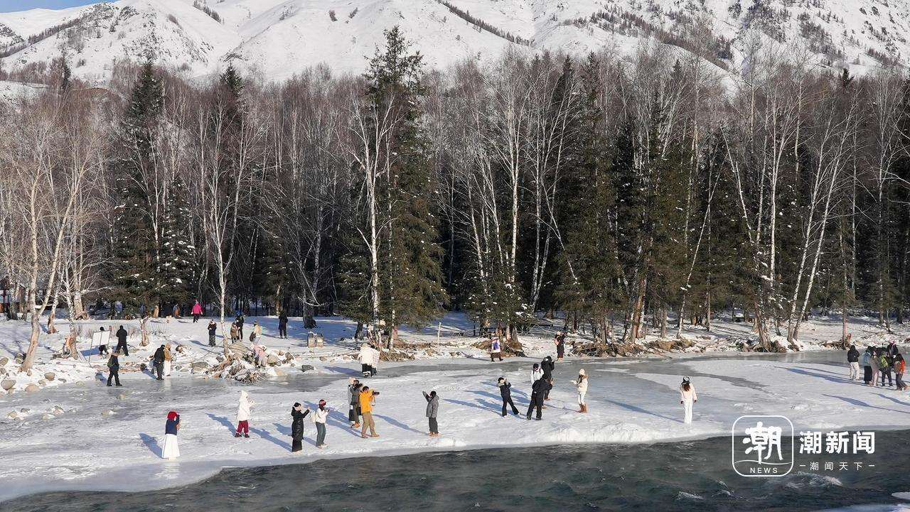 【】3-3 游客在禾木河旁打卡拍照。记者 潘骏 摄.jpg