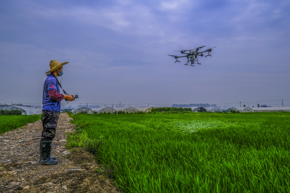 鄞州农户在操作无人机.jpg