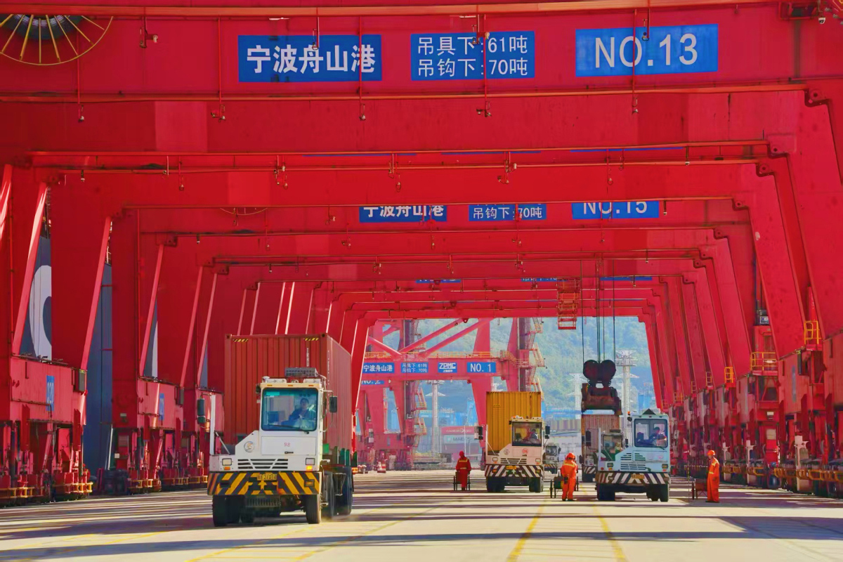 宁波舟山港穿山港区集装箱码头作业现场。吴梦凯摄.jpg