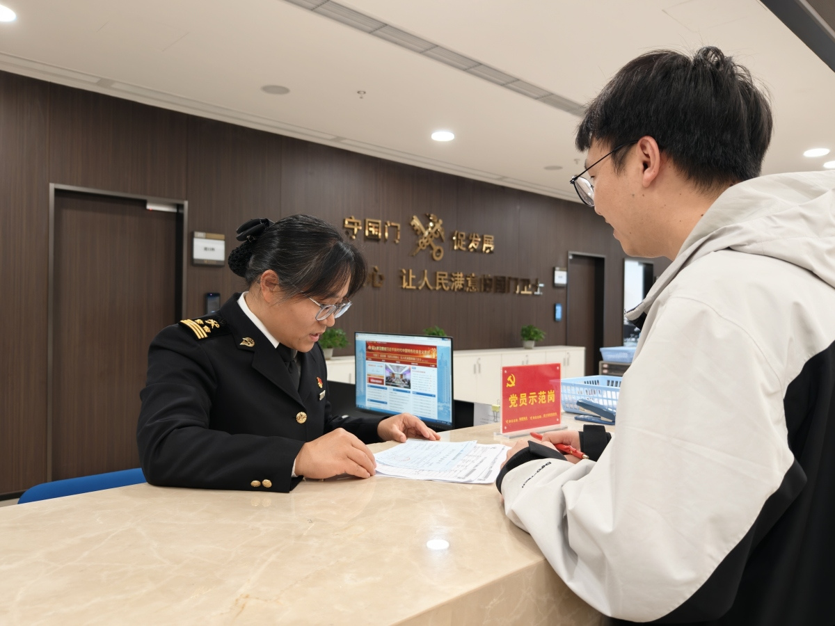 宁波海关所属海曙海关关员向企业解答通关咨询  朱璐烨摄.jpg