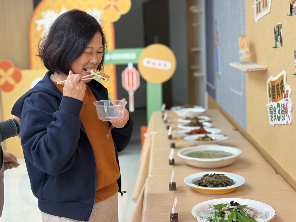 李阿姨试菜.JPG