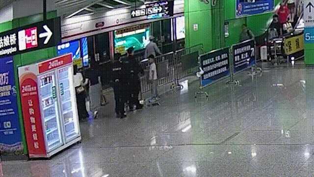 2059801102513025024.gif