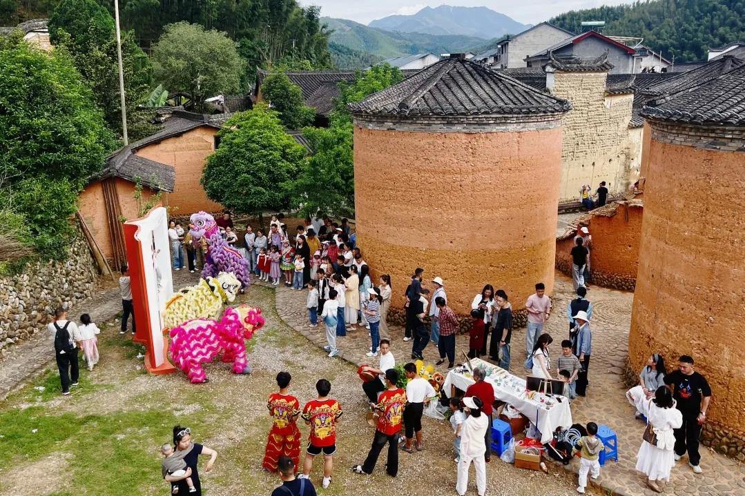 2066145592991494144.webp 图片