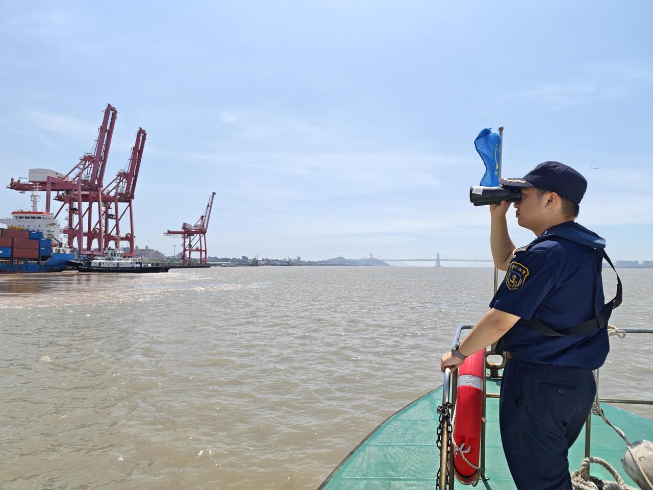 海事执法人员乐清湾水域巡航检查.jpg