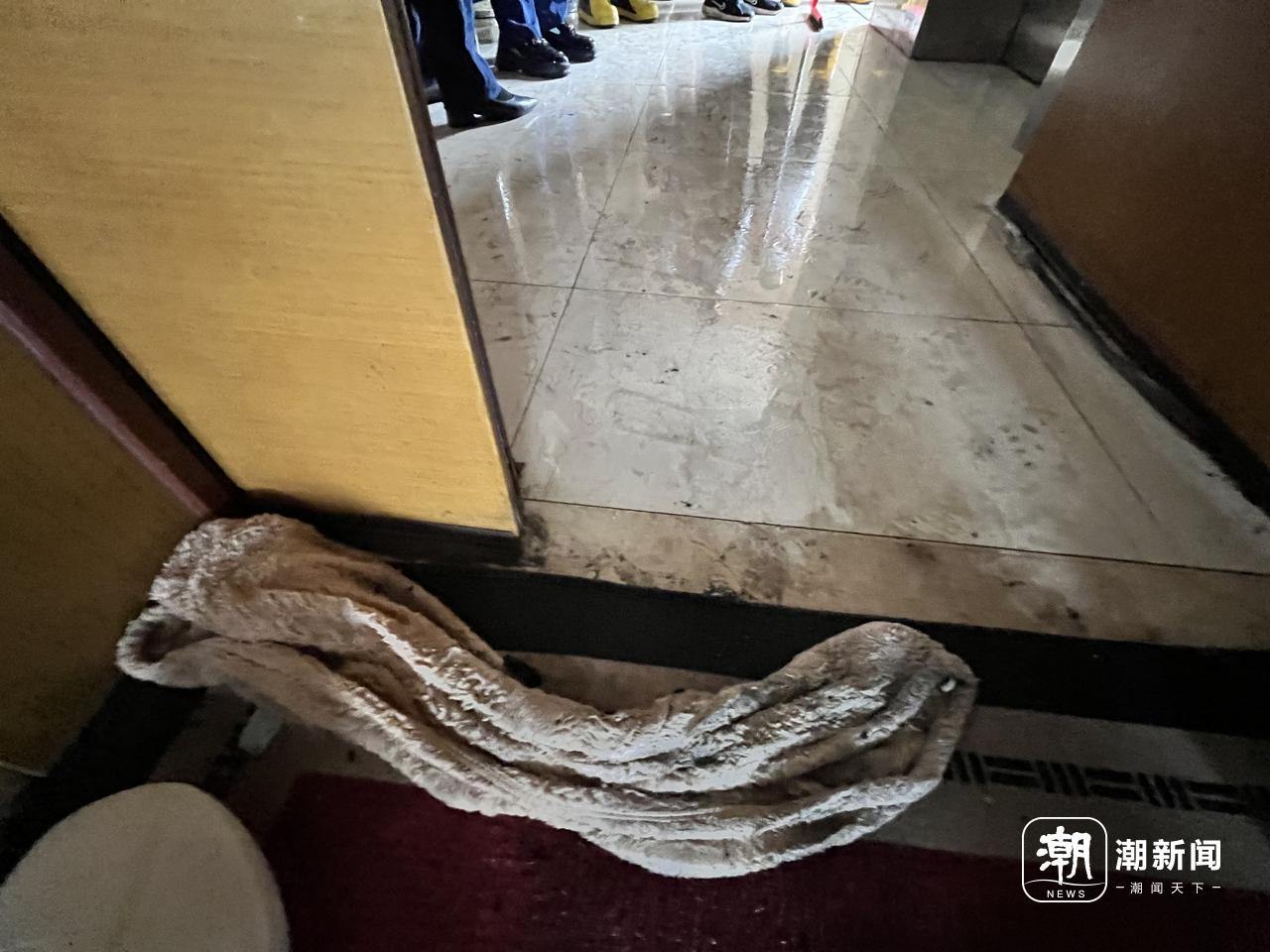 用来堵门缝的毛巾 谢春晖 摄.jpg