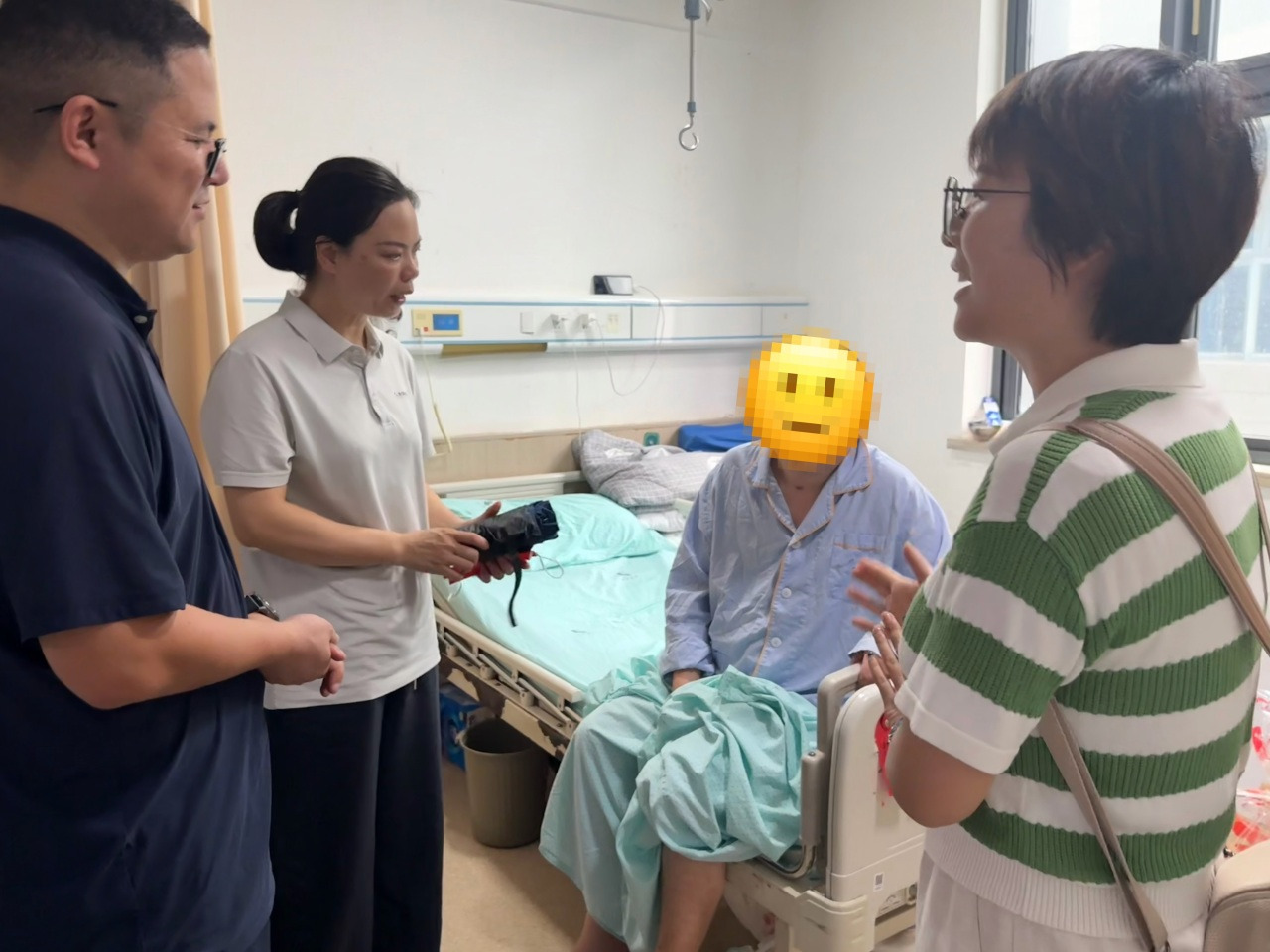 街道、社区和菜场工作人员前往医院探望张松皊.jpeg