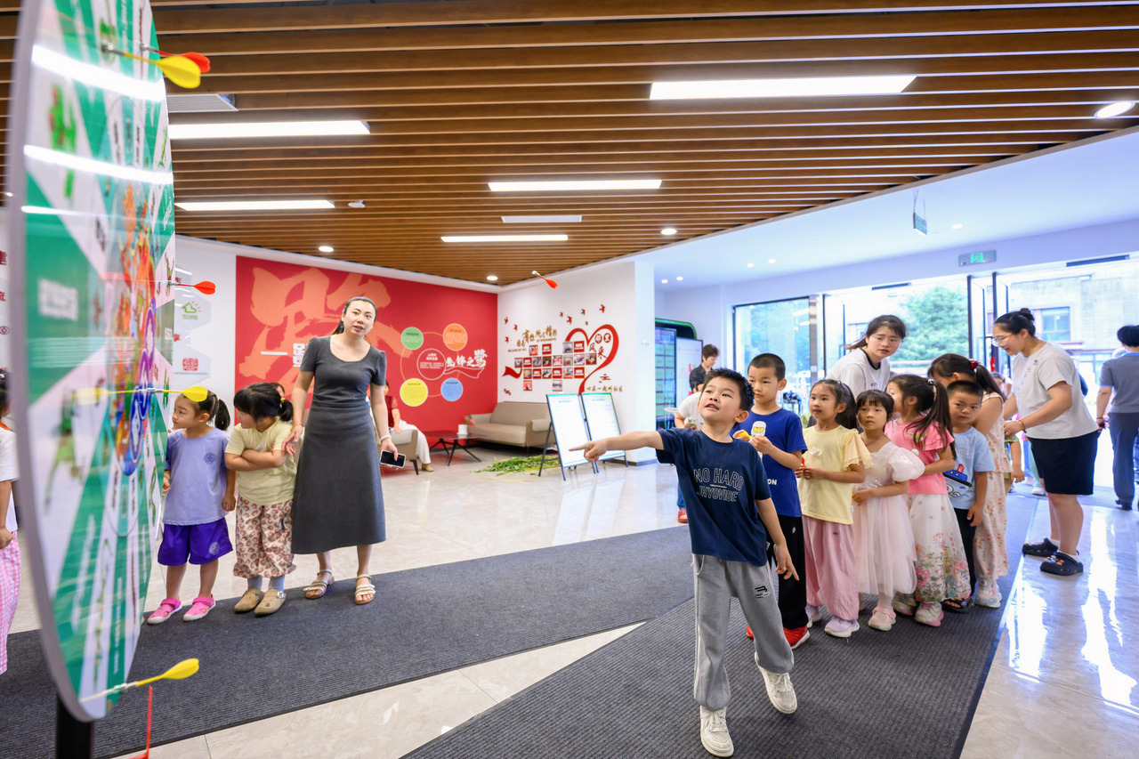 2100016400859860992.jpg 云鹭湾幼儿园小朋友们体验端午游园会-周思聪摄.jpg