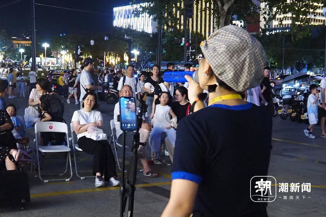 芶瑶在街头唱歌。潮新闻记者 吴馥梅 摄.JPG
