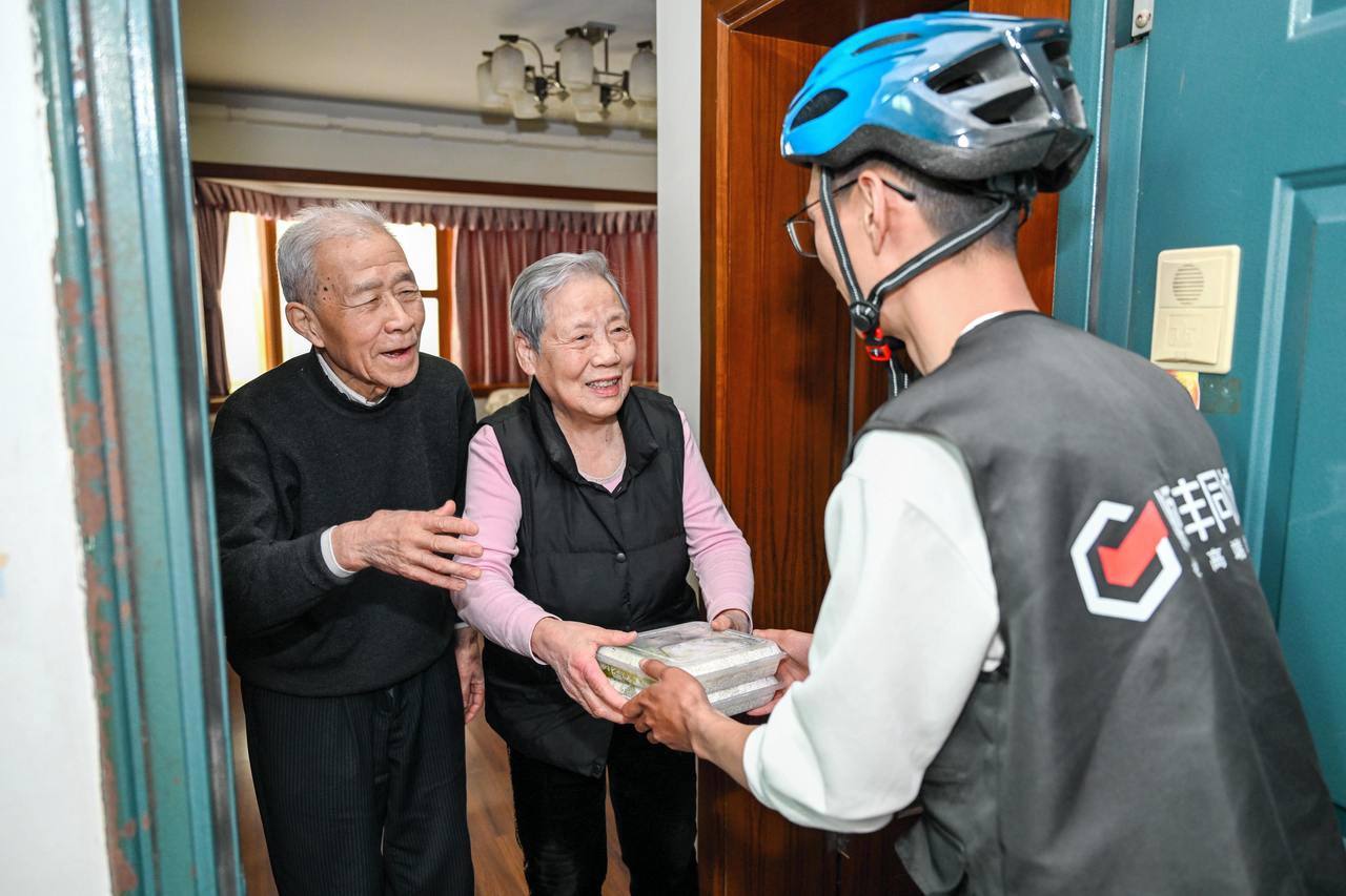骑手赵非为高龄老人送餐1.jpg