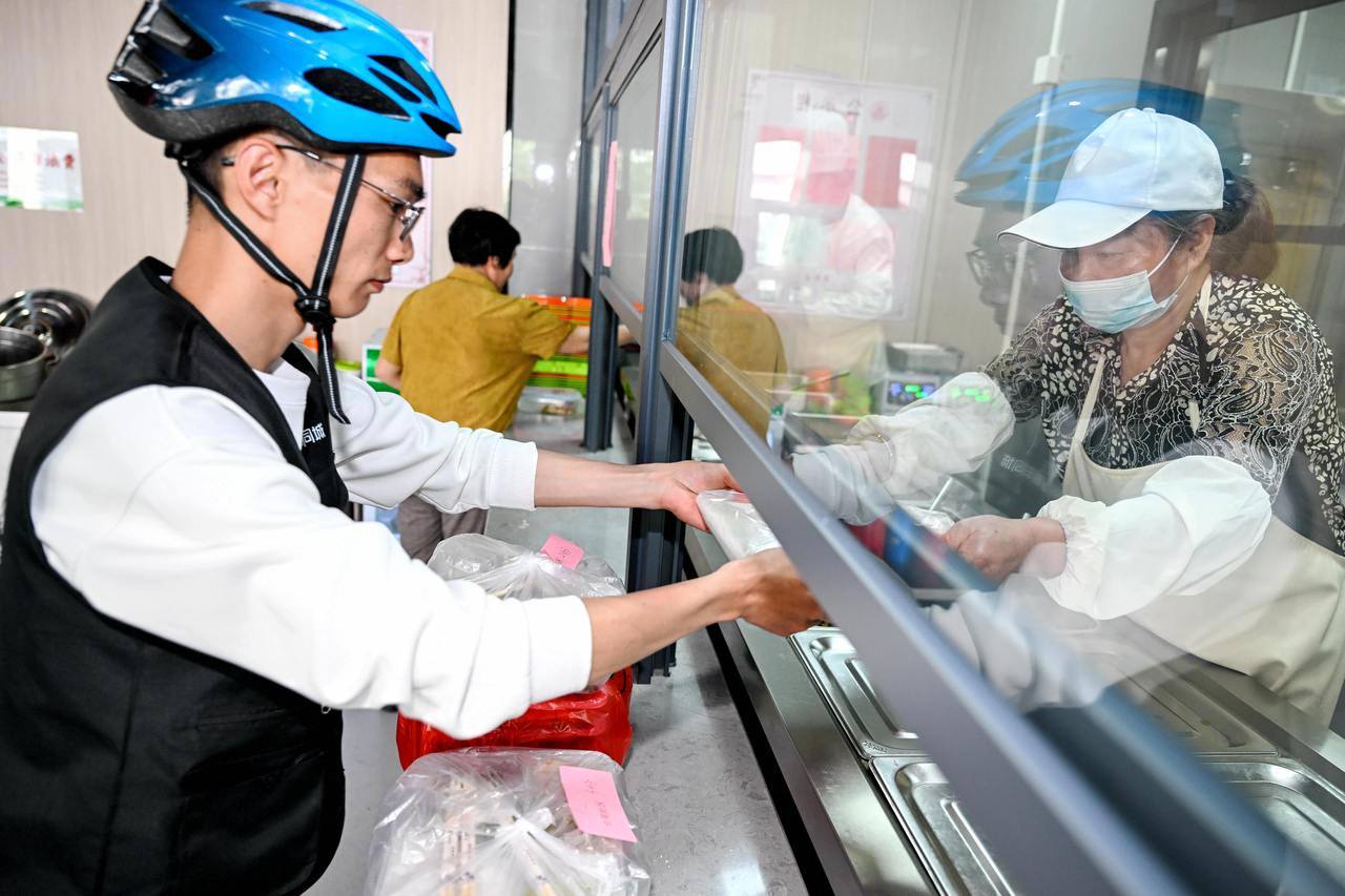 骑手赵非为高龄老人送餐2.jpg