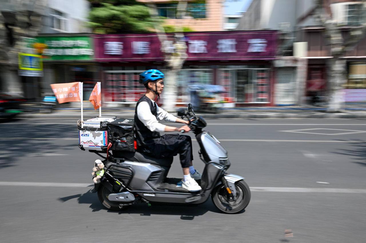 骑手赵非为高龄老人送餐3.jpg