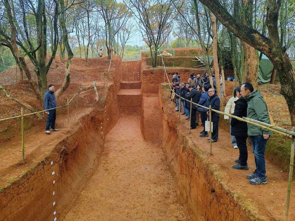 12月12日上午，全国多地的考古专家考察石角山古城遗址现场。