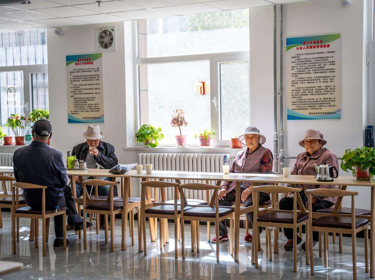 当地老年人在德令哈市农村养老服务中心准备就餐。 陈柏全摄